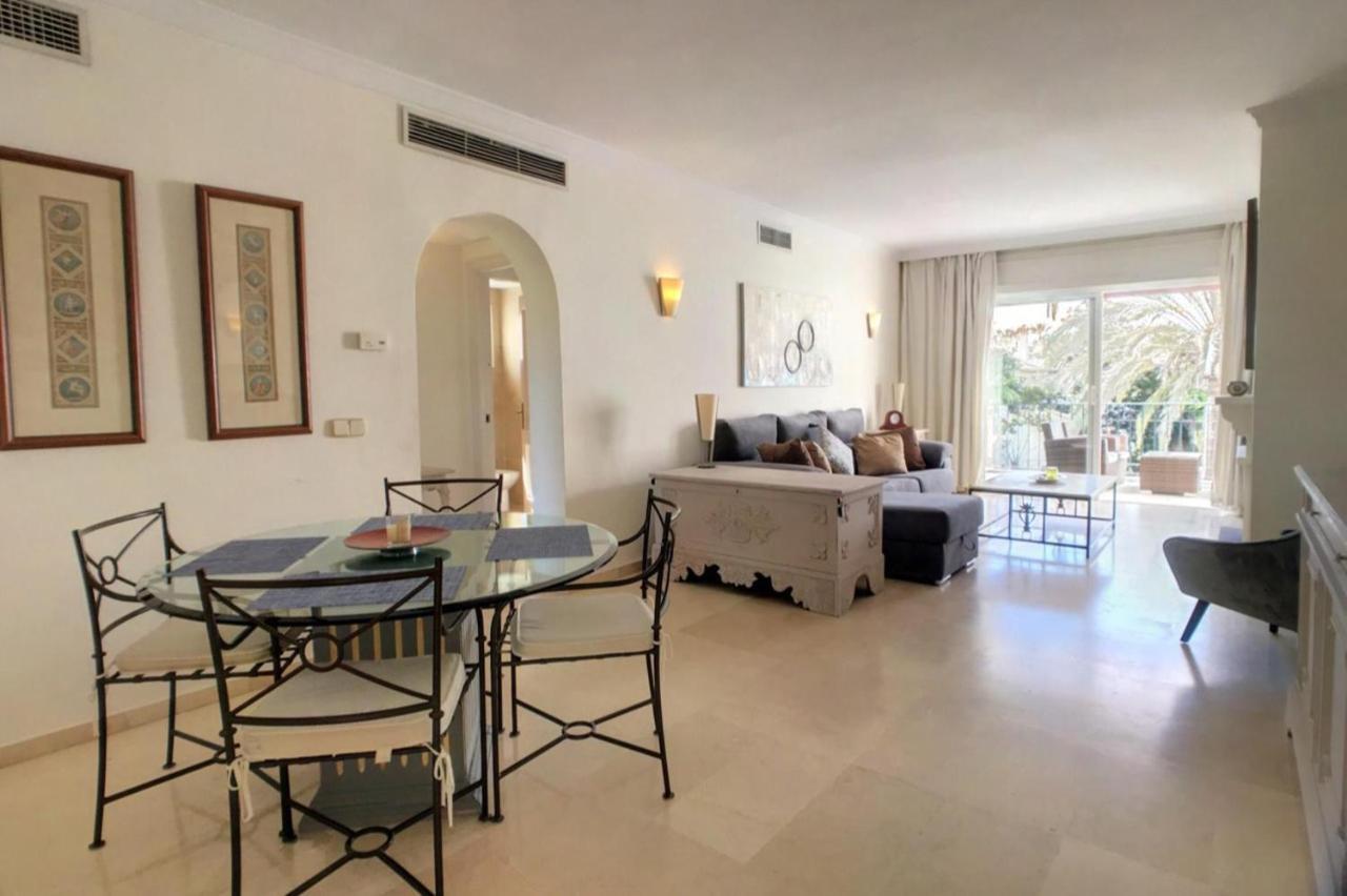 Beachfront 4-bed Pet-friendly Poolside Flat