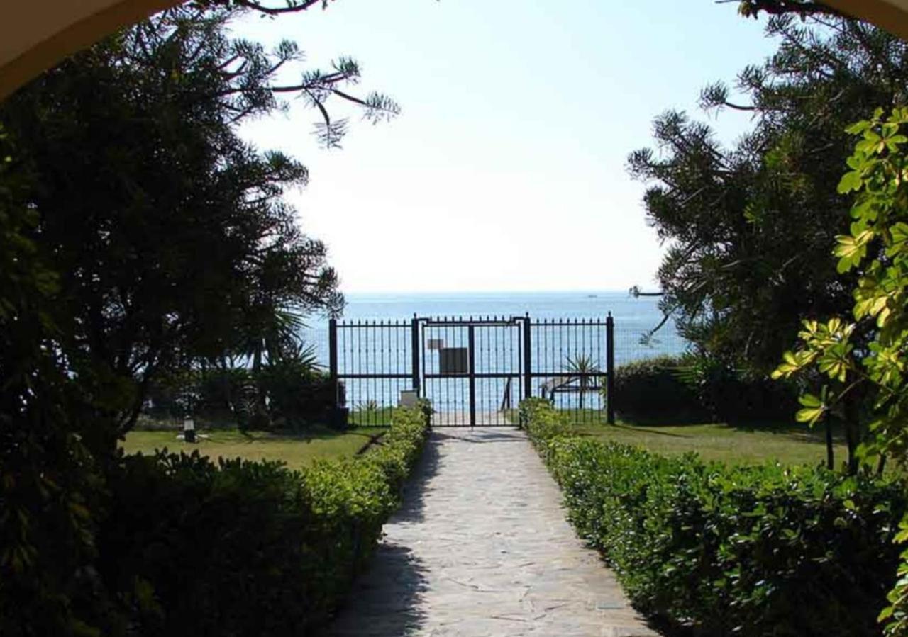 Beachfront 4-bed Pet-friendly Poolside Flat Apartment Estepona