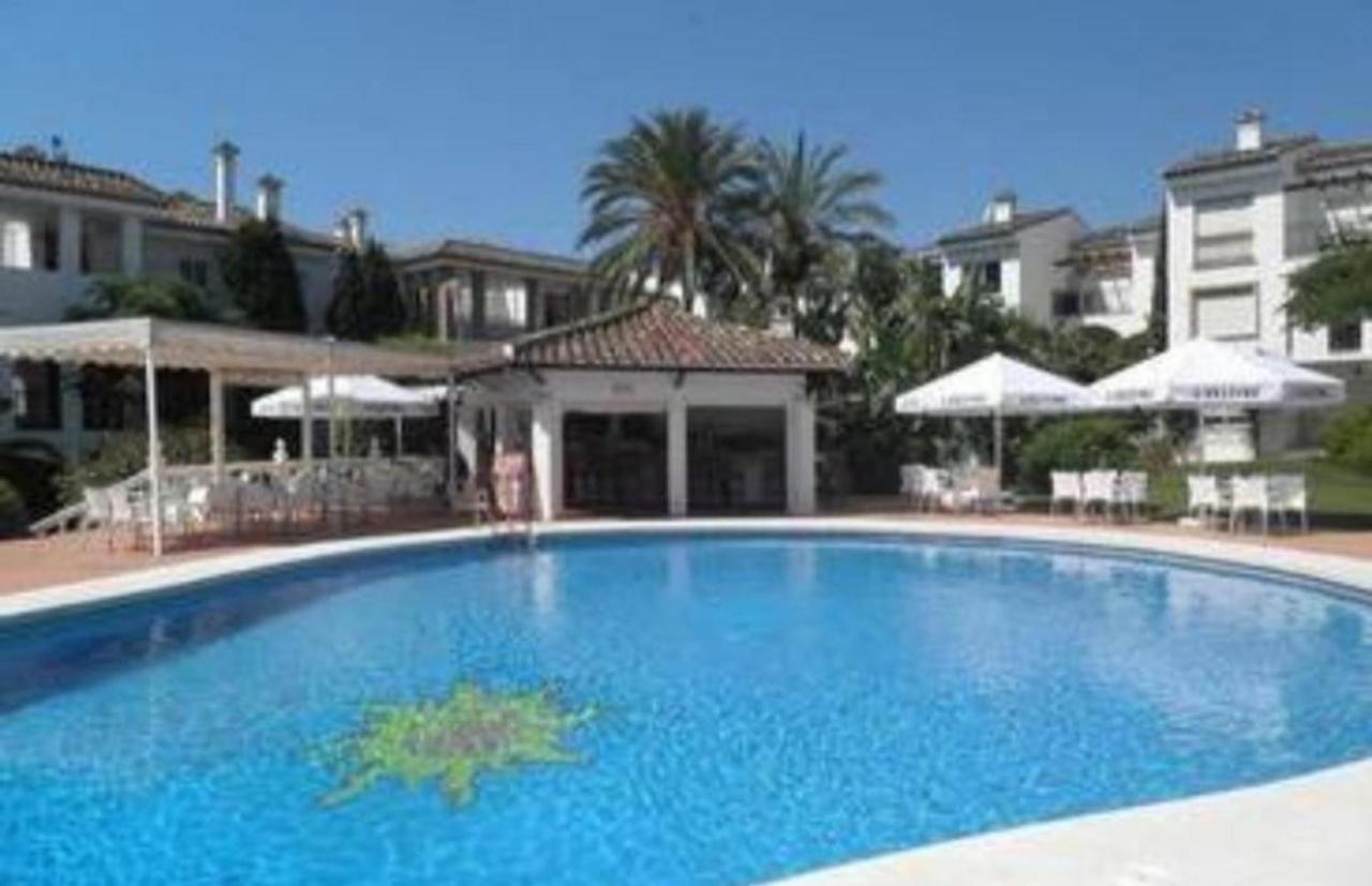 Beachfront 4-bed Pet-friendly Poolside Flat *