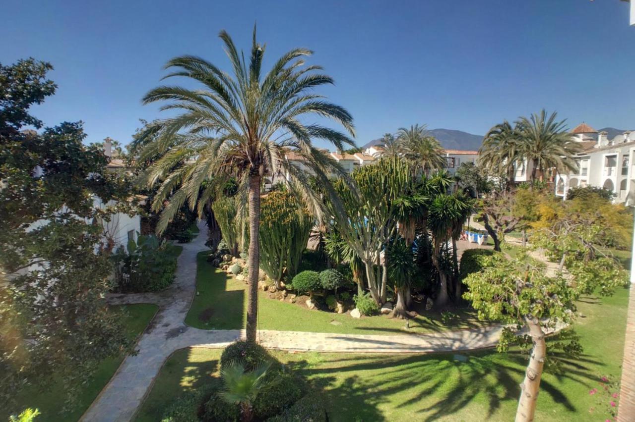 Beachfront 4-bed Pet-friendly Poolside Flat Apartment *
