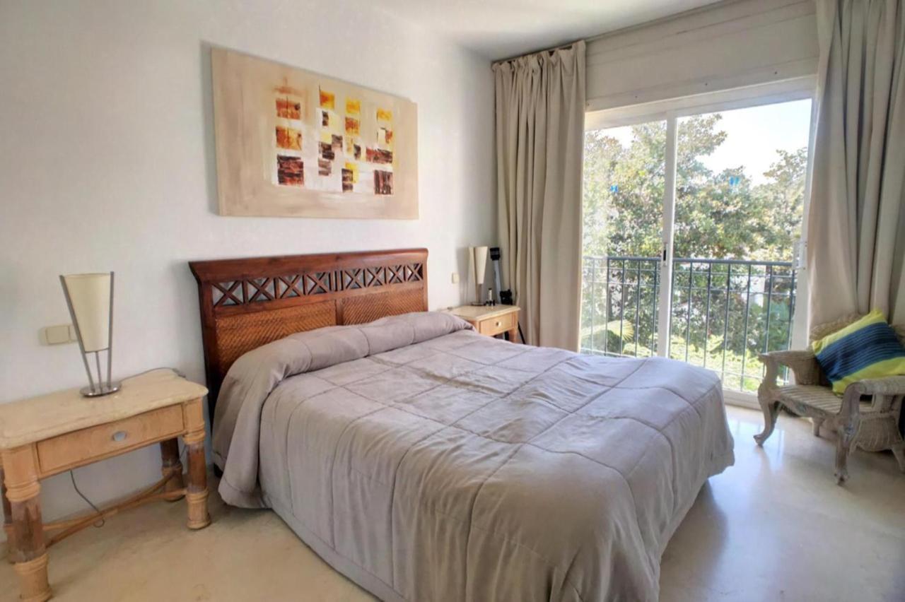 Beachfront 4-bed Pet-friendly Poolside Flat * Estepona