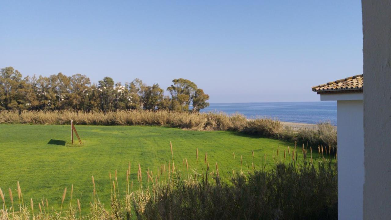Apartment Beachfront 4-bed Pet-friendly Poolside Flat Estepona